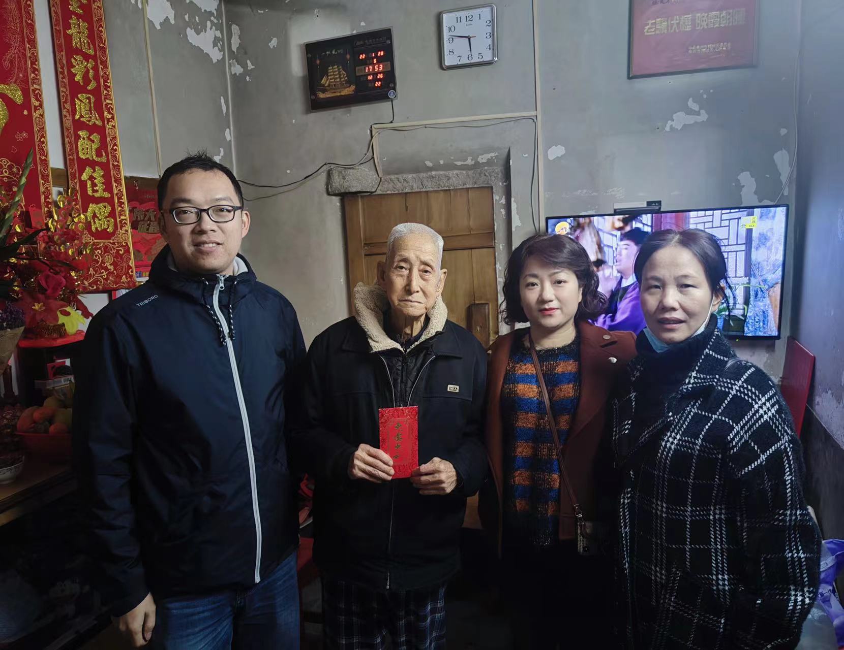 新春慰問送溫暖 天寒情深暖人心.JPG