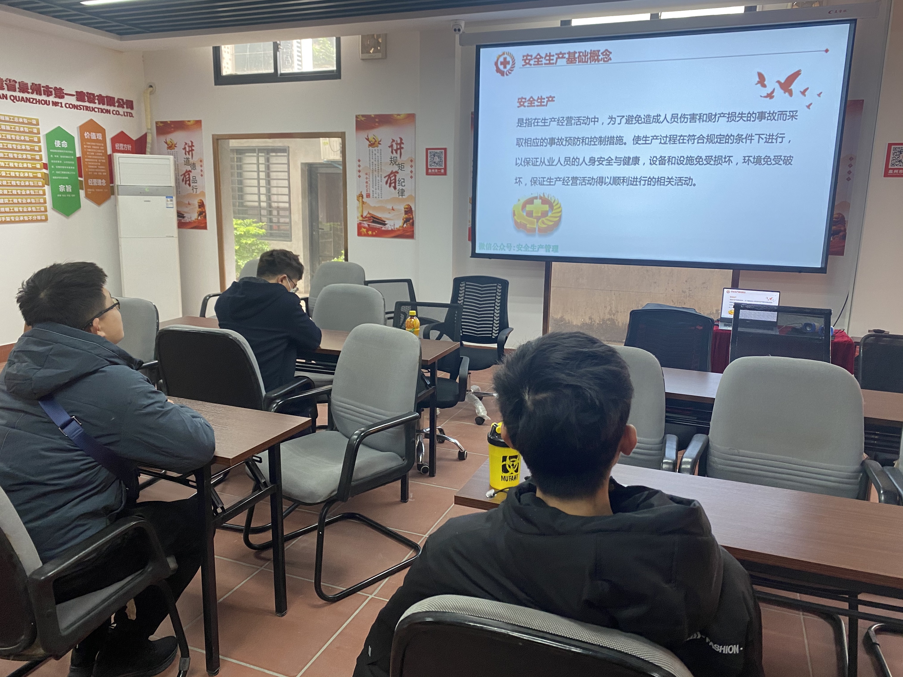 施工科組織員工學習專業安全知識.jpg